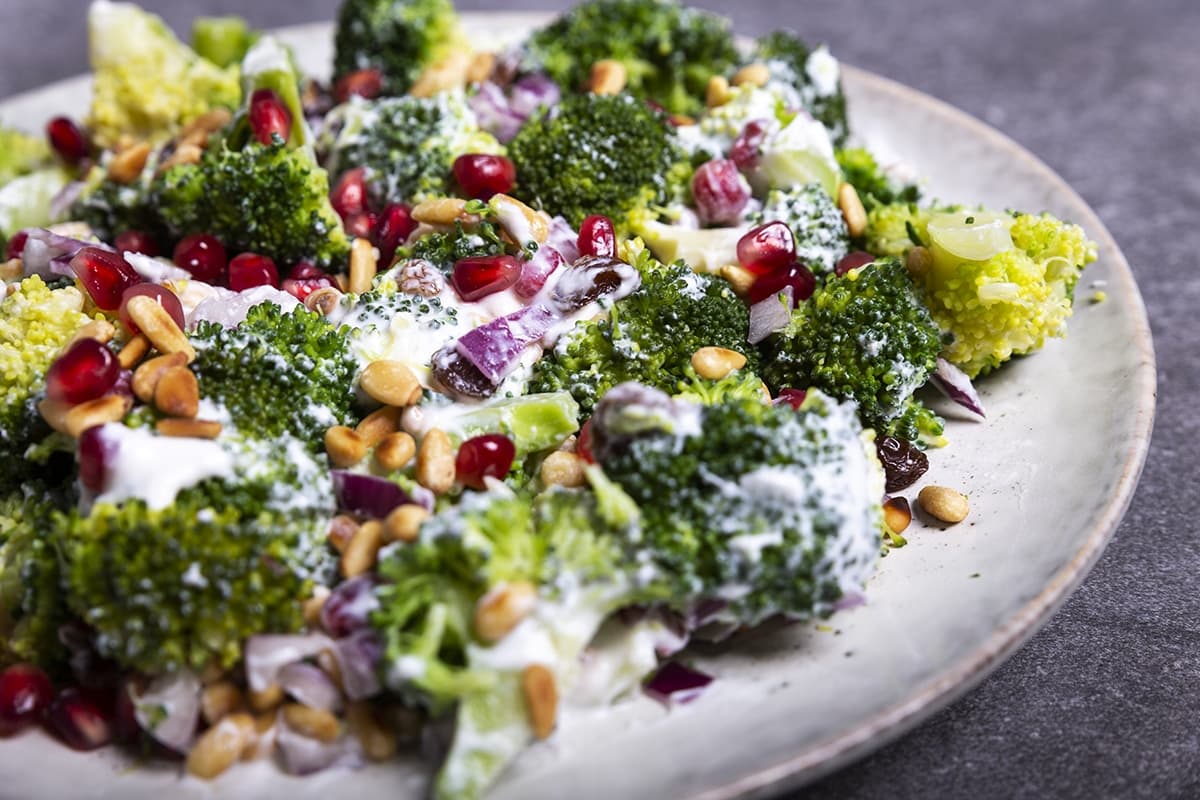 Broccolisalade met granaatappelpitjes en rozijnen