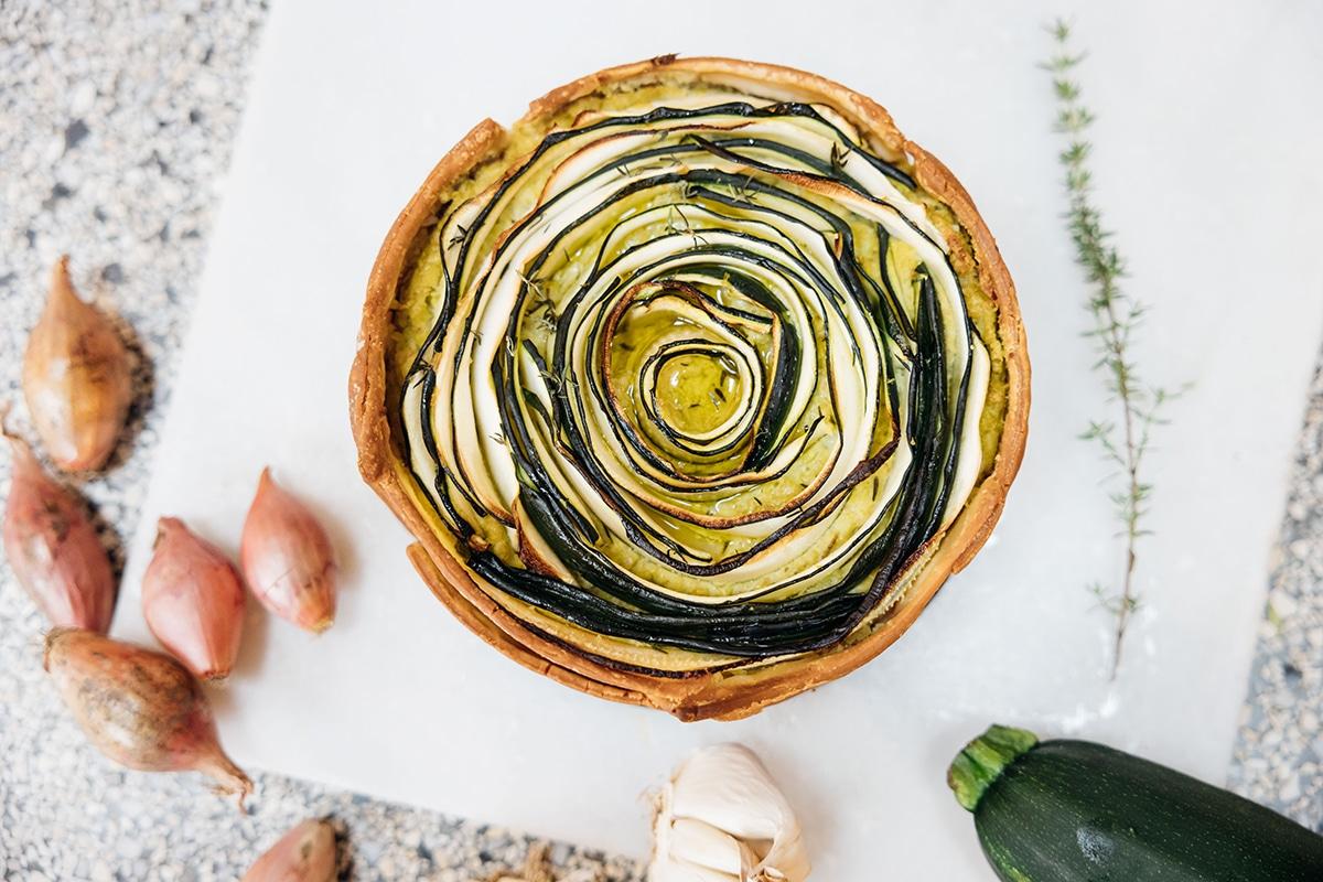 Gezonde, zomerse courgettequiche met kaas, kruiden en olijfolie