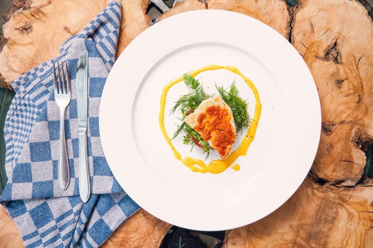 Zalmtartaar gegaard in rode bieten met een harissa crostini