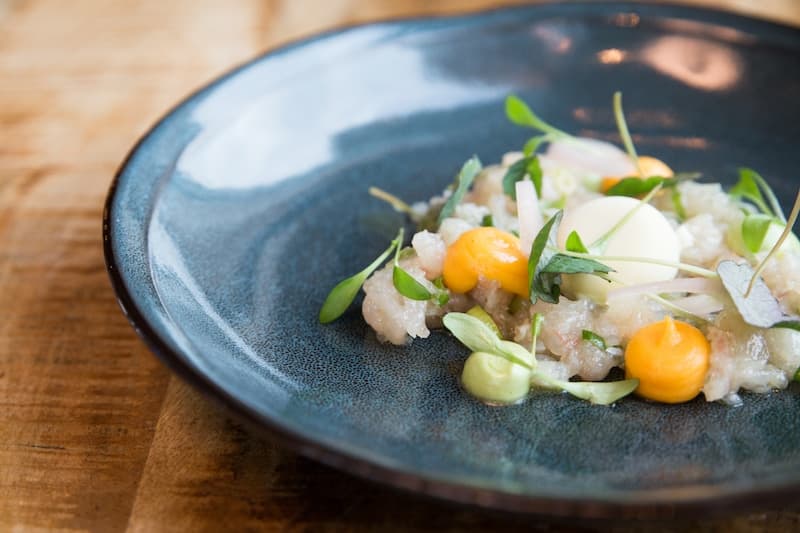 Tartaar van koningsbaars met olijfolie en crème van zoete aardappel