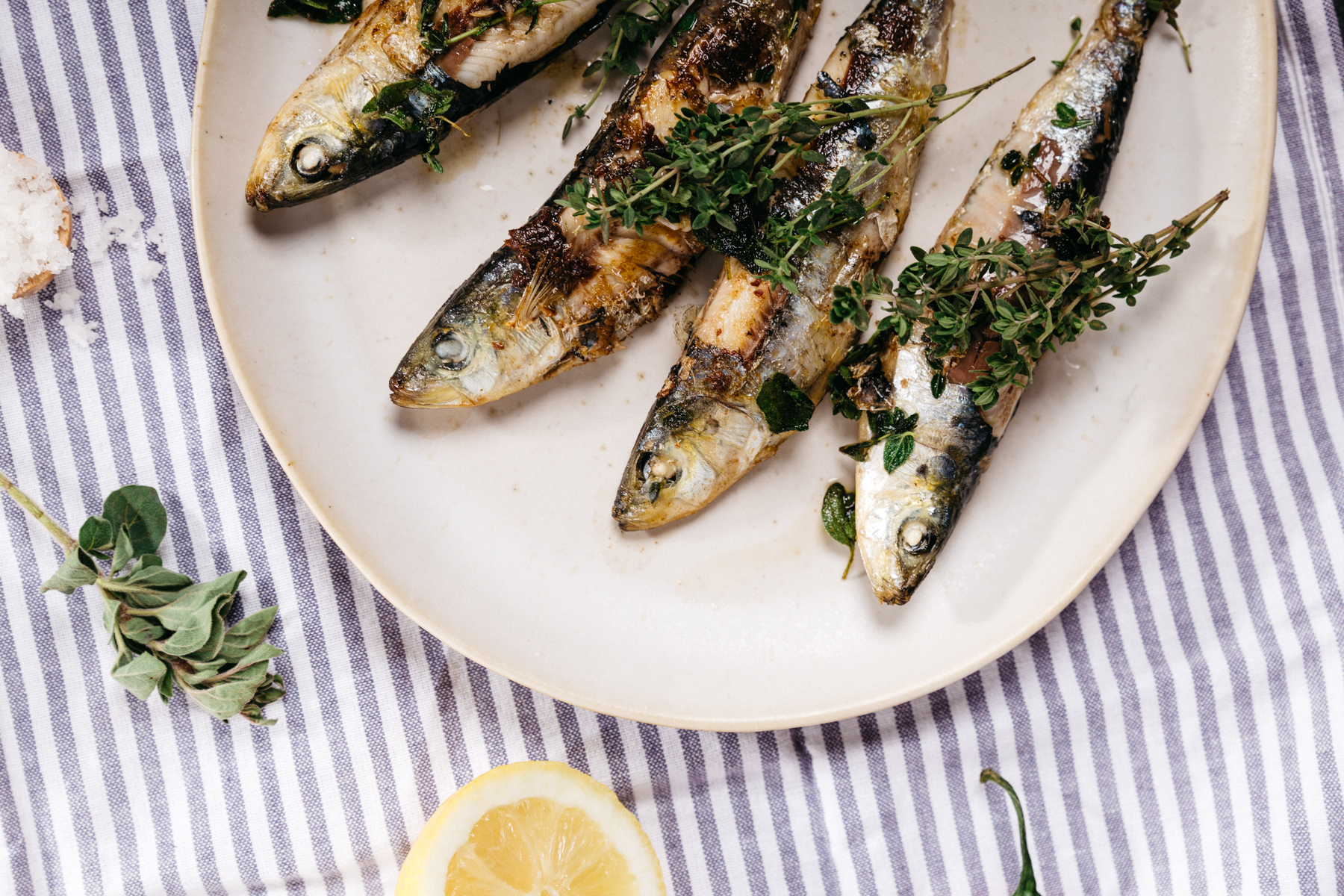 Simpel, gezond en oh zo lekker: gegrilde sardines met olijfolie en zeezout