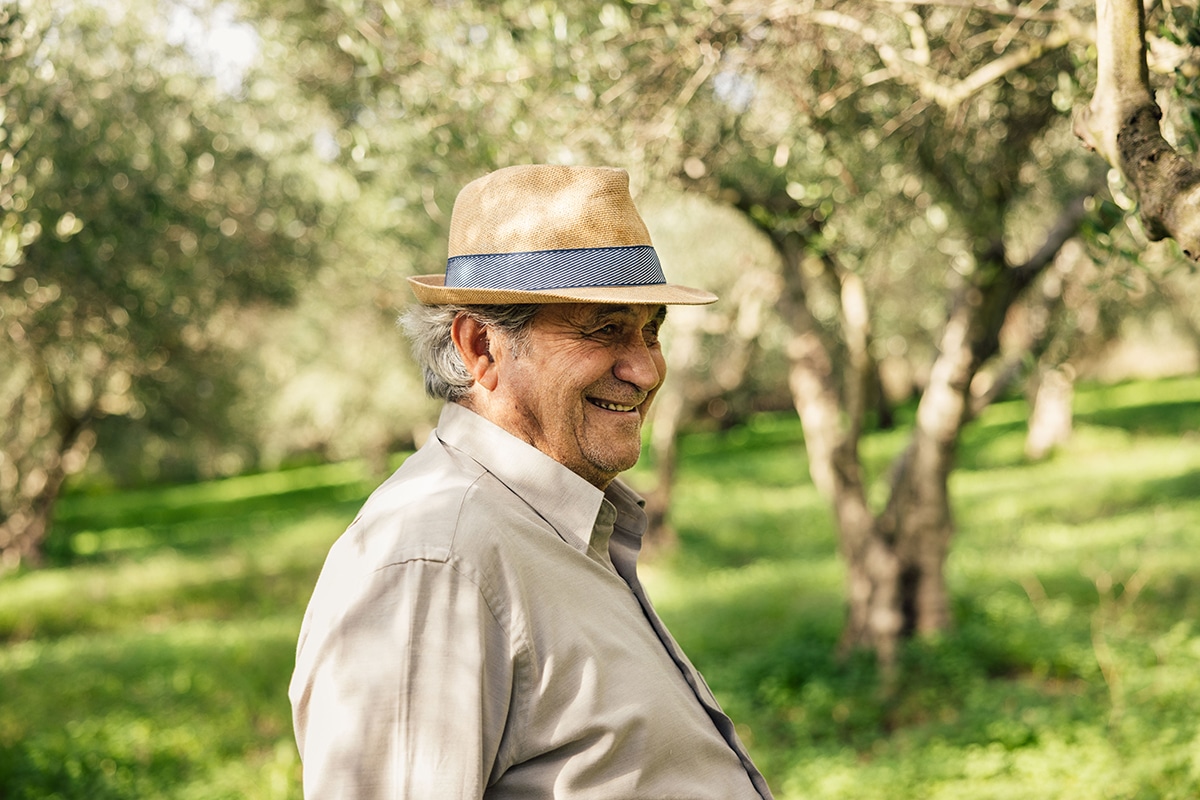 Kretense olijfboer Konstantinos Fafoutis vindt zijn geluk in het delen van zijn verse olijfolie 10