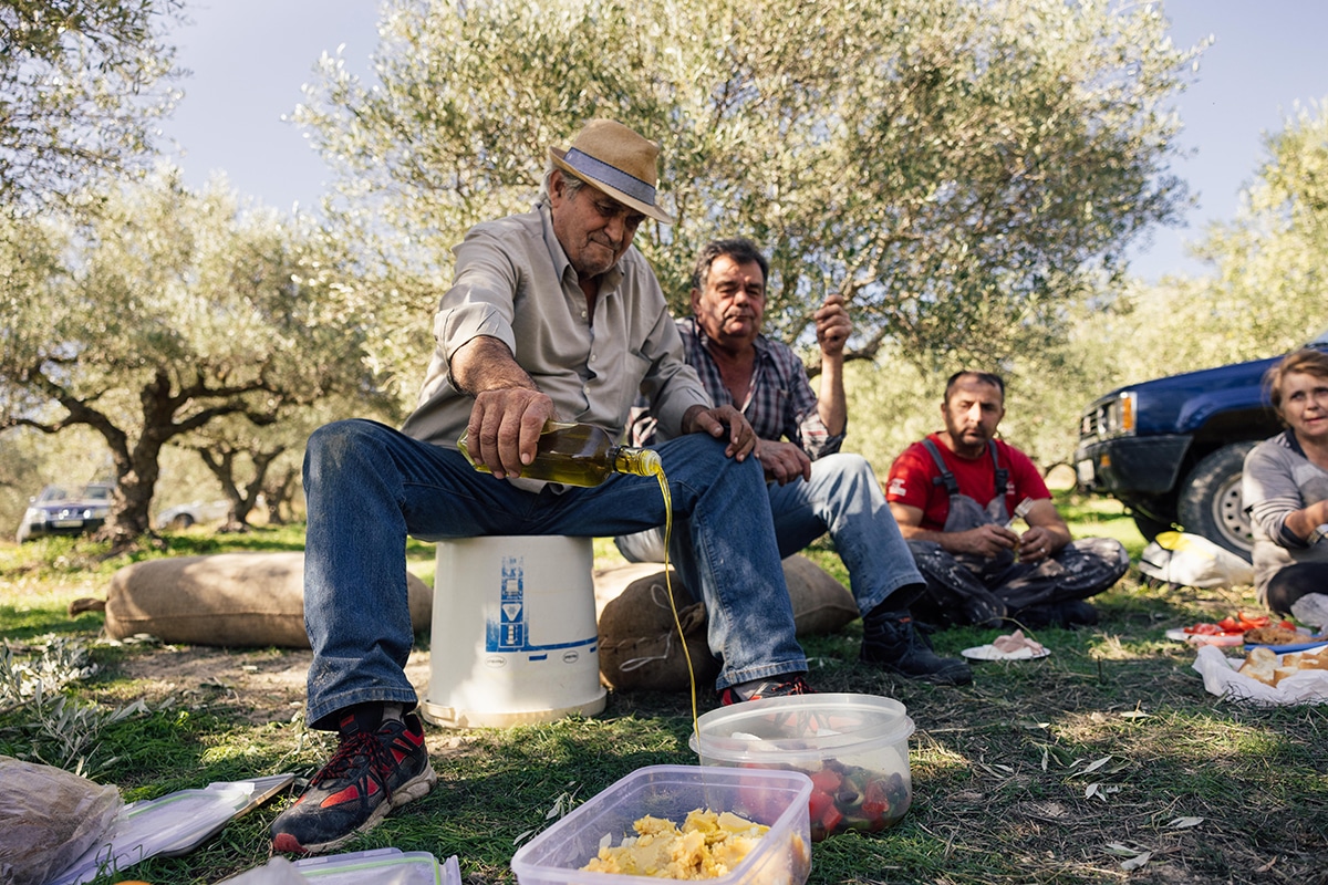Kretense olijfboer Konstantinos Fafoutis vindt zijn geluk in het delen van zijn verse olijfolie